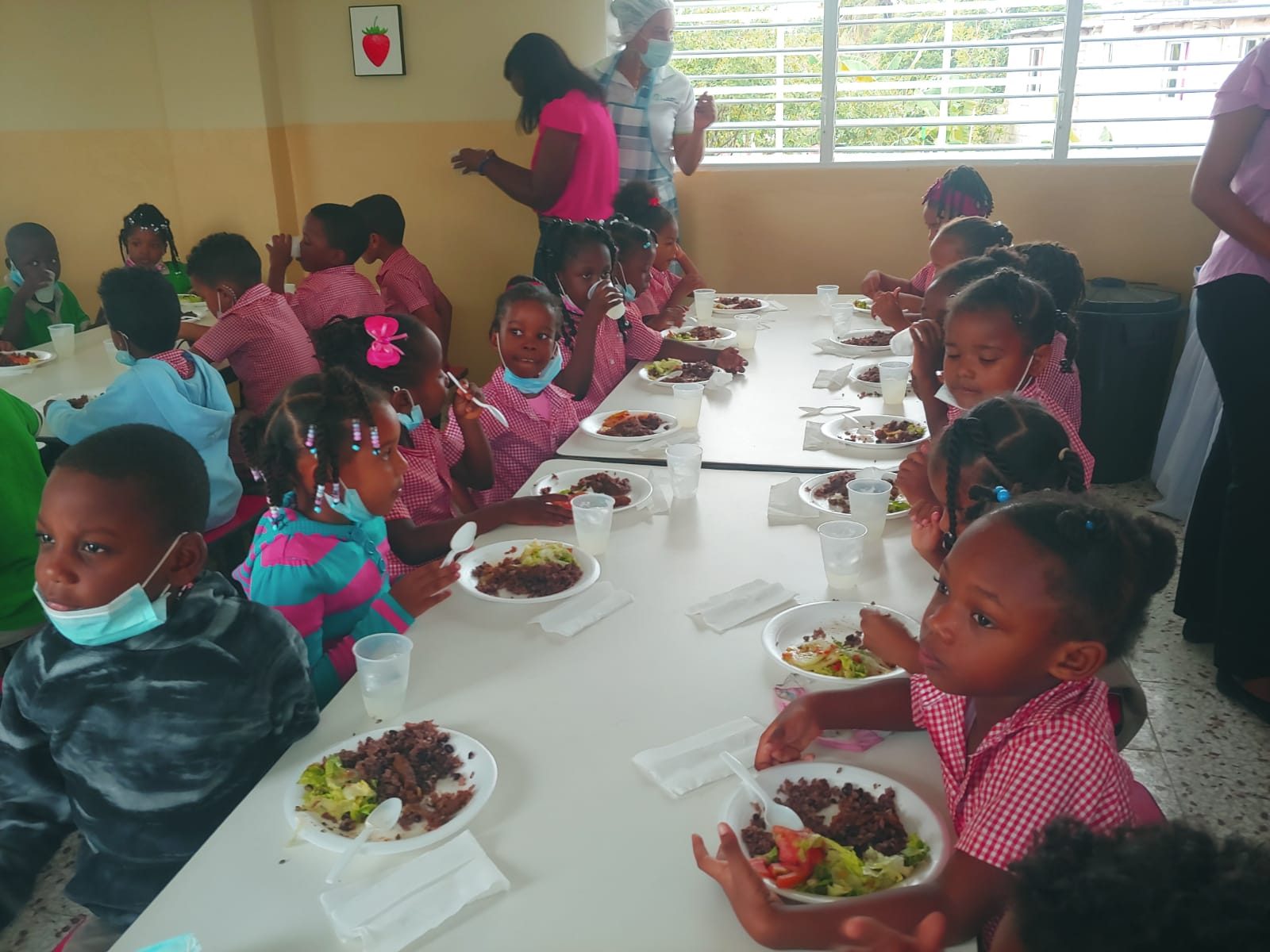 Estudiantes almorzando en el comedor escolar