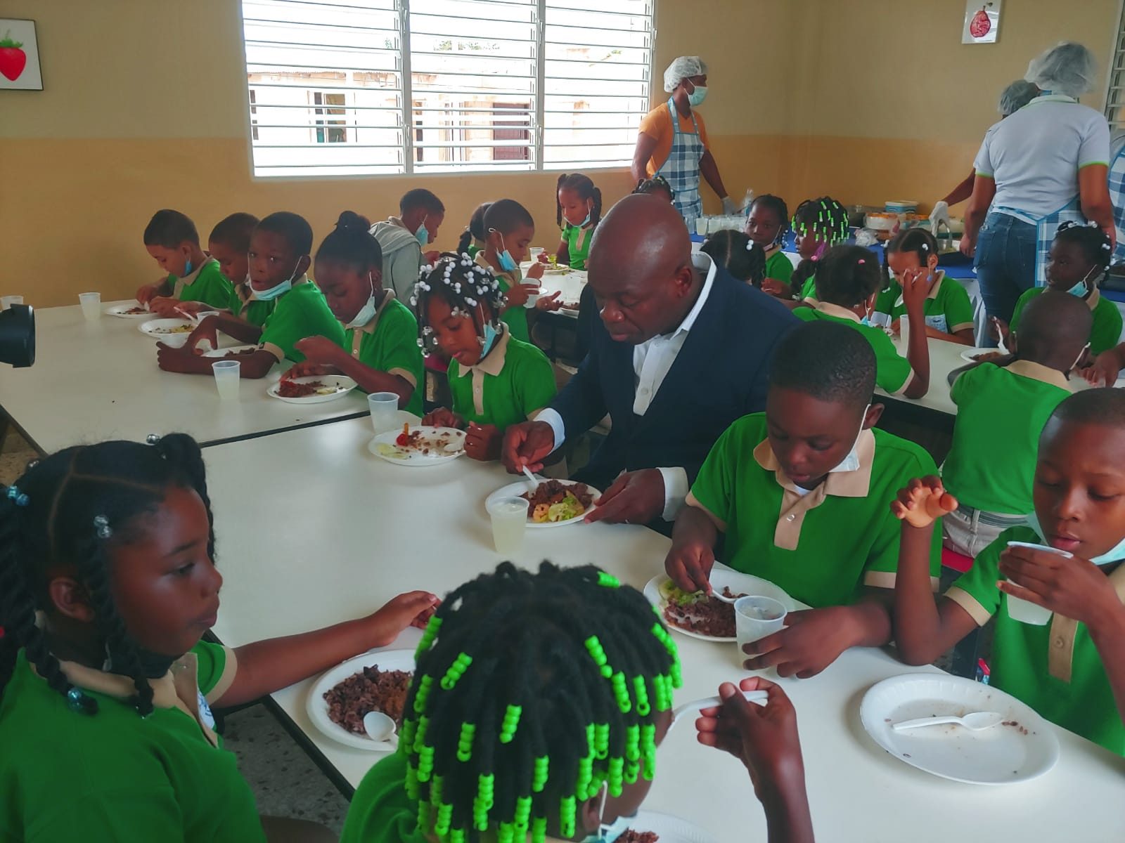 Niños en el comedor escolar
