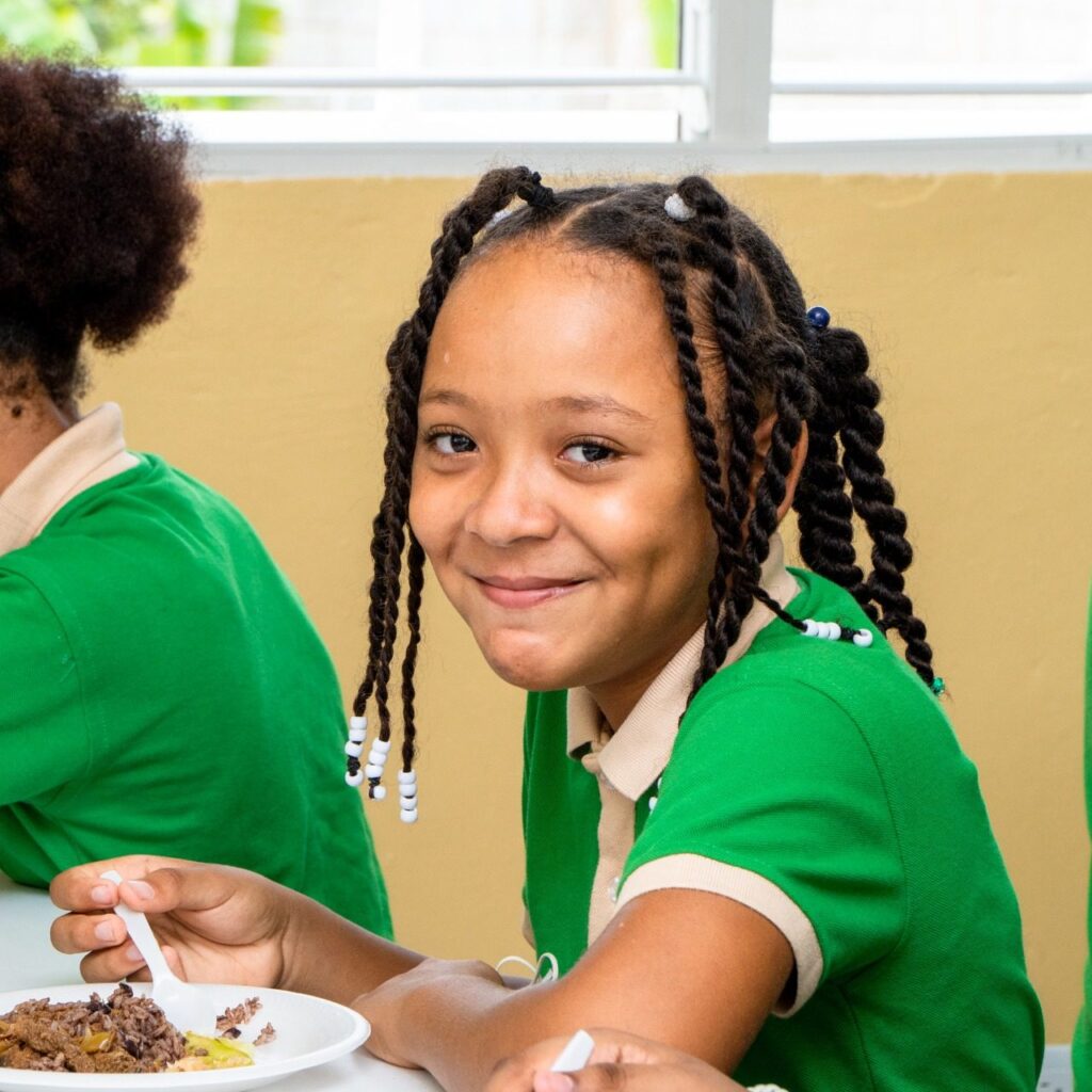 Estudiante durante el almuerzo escolar